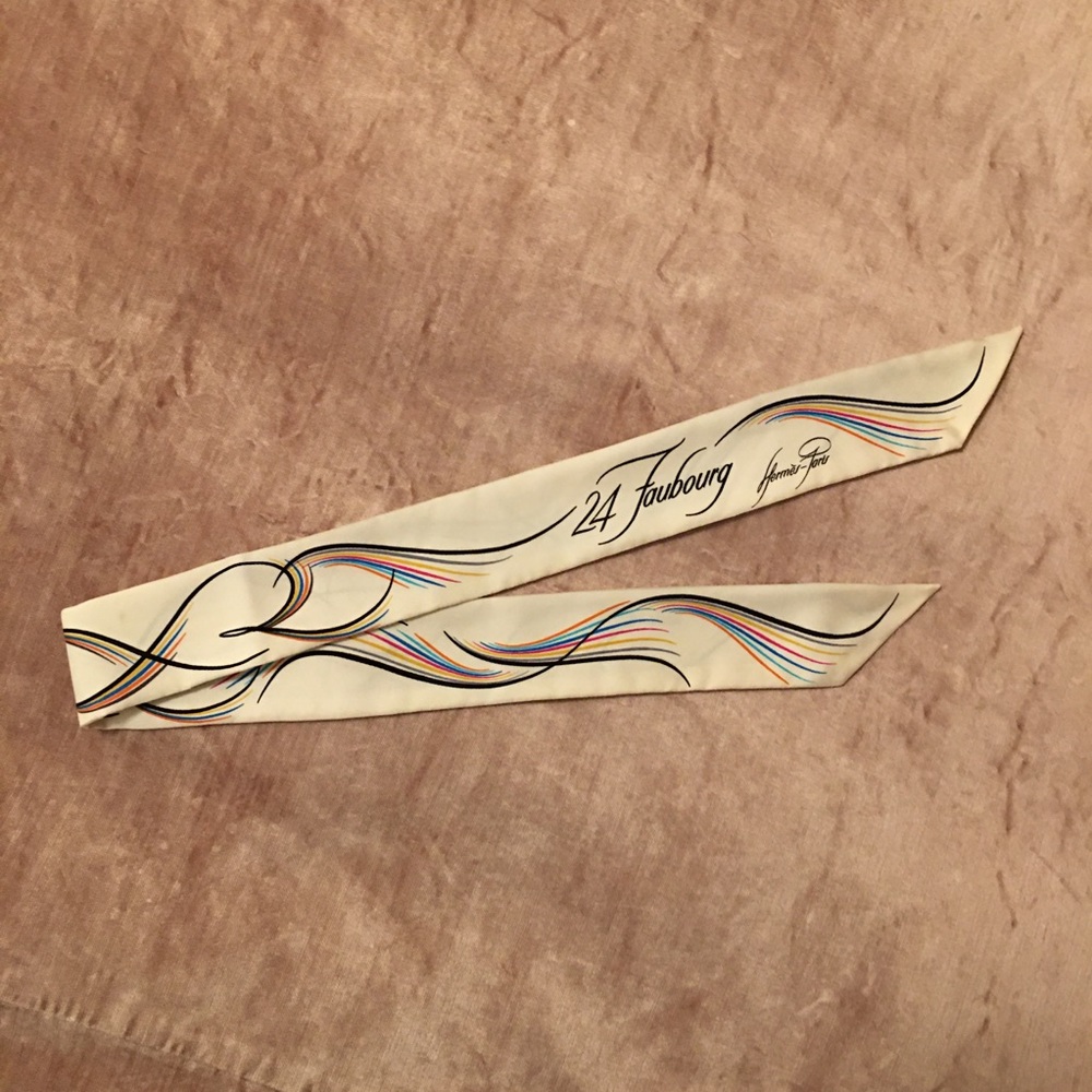 HERMÈS Twilly Silk Scarf